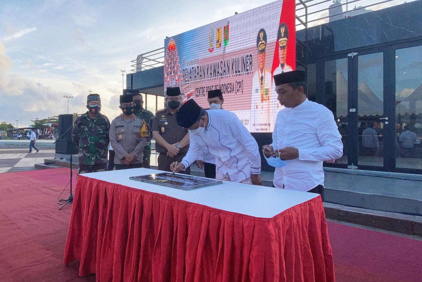 Gubernur Resmikan Kawasan Kuliner Lego-lego CPI, Hadir Spot Wisata Baru di Pantai Losari